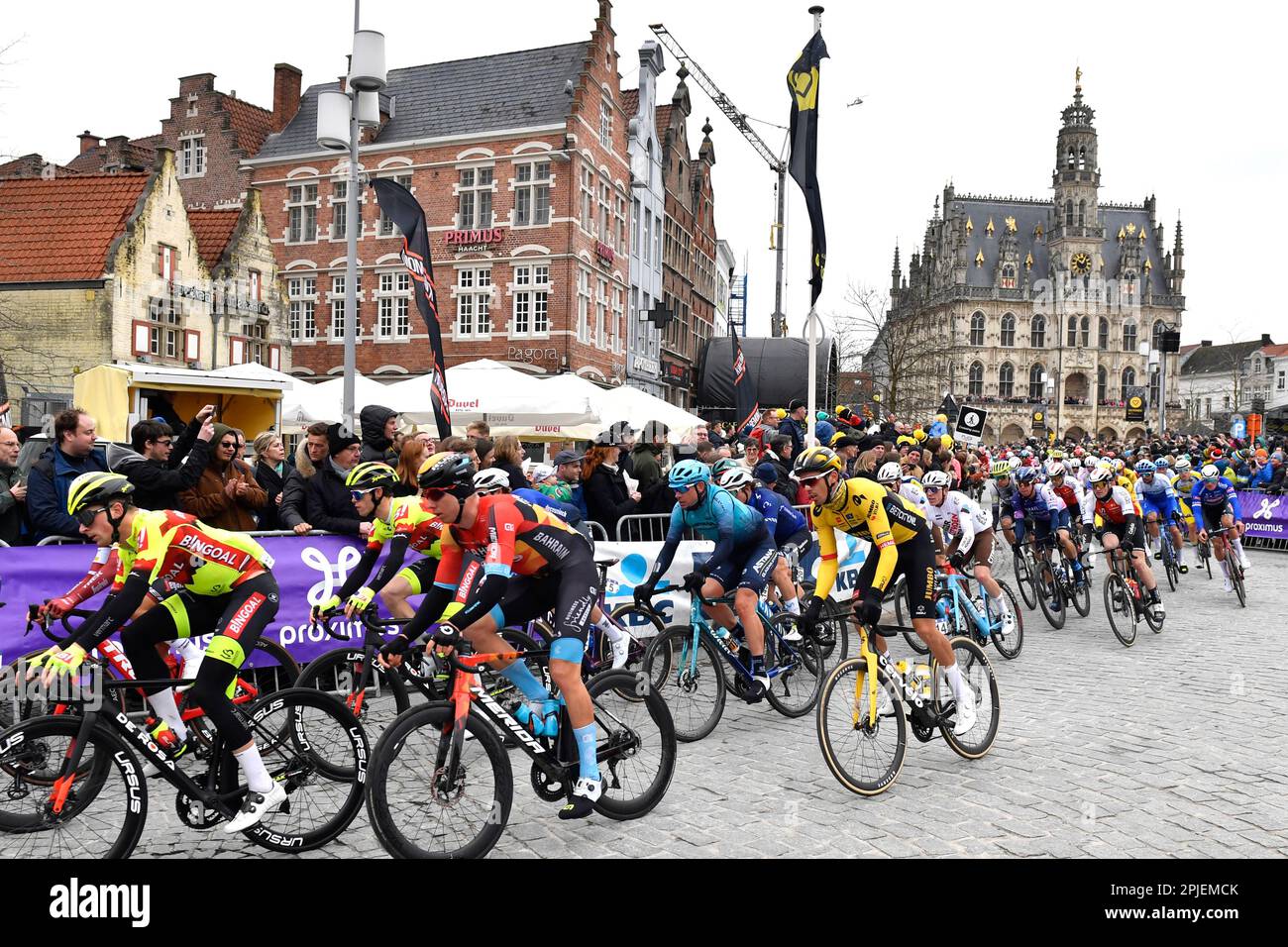 France's Christophe Laporte of the Jumbo Visma team, center, competes during the Tour of Flanders in Oudenaarde, Belgium on Sunday, April 2, 2023. (AP Photo/Geert Vanden Wijngaert) Banque D'Images