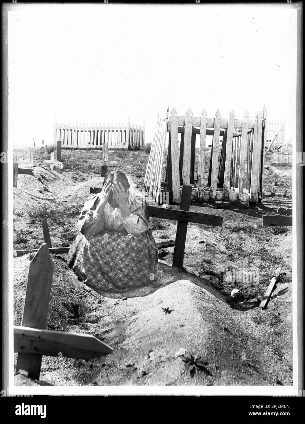 La célèbre photographie de Ramona Lubo de George Wharton James à la tombe de son mari Banque D'Images