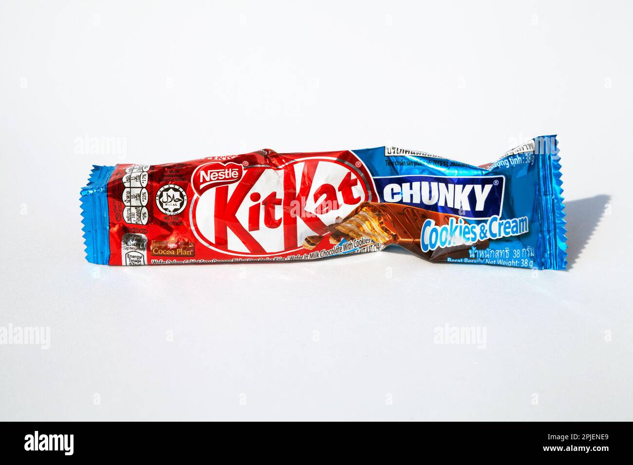 Ho Chi Minh ville, Vietnam - 28 mars 2023: KitKat chocolat barre vide emballage émietté isolé sur blanc. Bonbons populaires avec emballage en galette avec b Banque D'Images