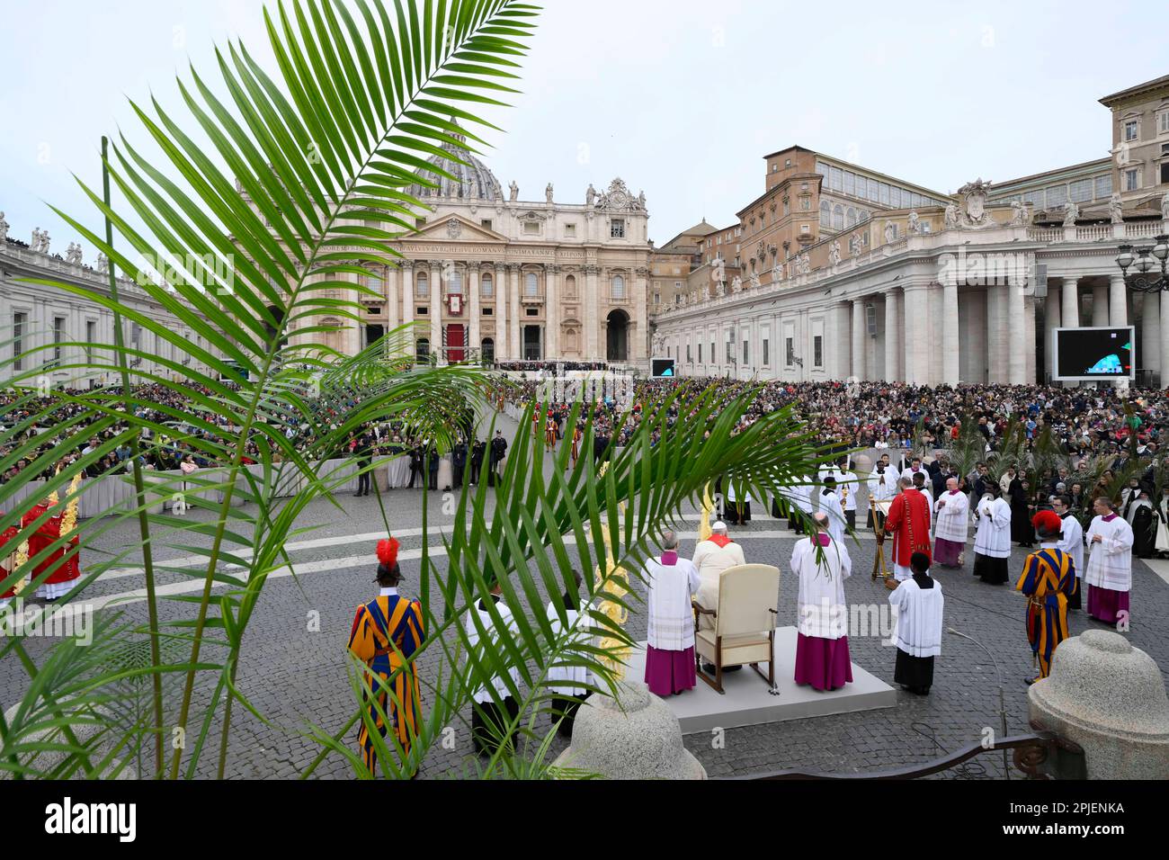 Vatican, Vatican. 02nd avril 2023. Italie, Rome, Vatican, 2023/4/2.le pape François célèbre le dimanche de la Messe des palmiers à la basilique Saint-Pierre, Cité du Vatican. Le dimanche des palmiers est une fête chrétienne qui tombe le dimanche avant Pâques. La fête commémore l'entrée de Jésus à Jérusalem, un événement mentionné dans chacun des quatre Evangiles canoniques chrétiens Photographie par Vatican Media/Catholic Press photo . LIMITÉ À UNE UTILISATION ÉDITORIALE - PAS DE MARKETING - PAS DE CAMPAGNES PUBLICITAIRES. Crédit : Agence photo indépendante/Alamy Live News Banque D'Images