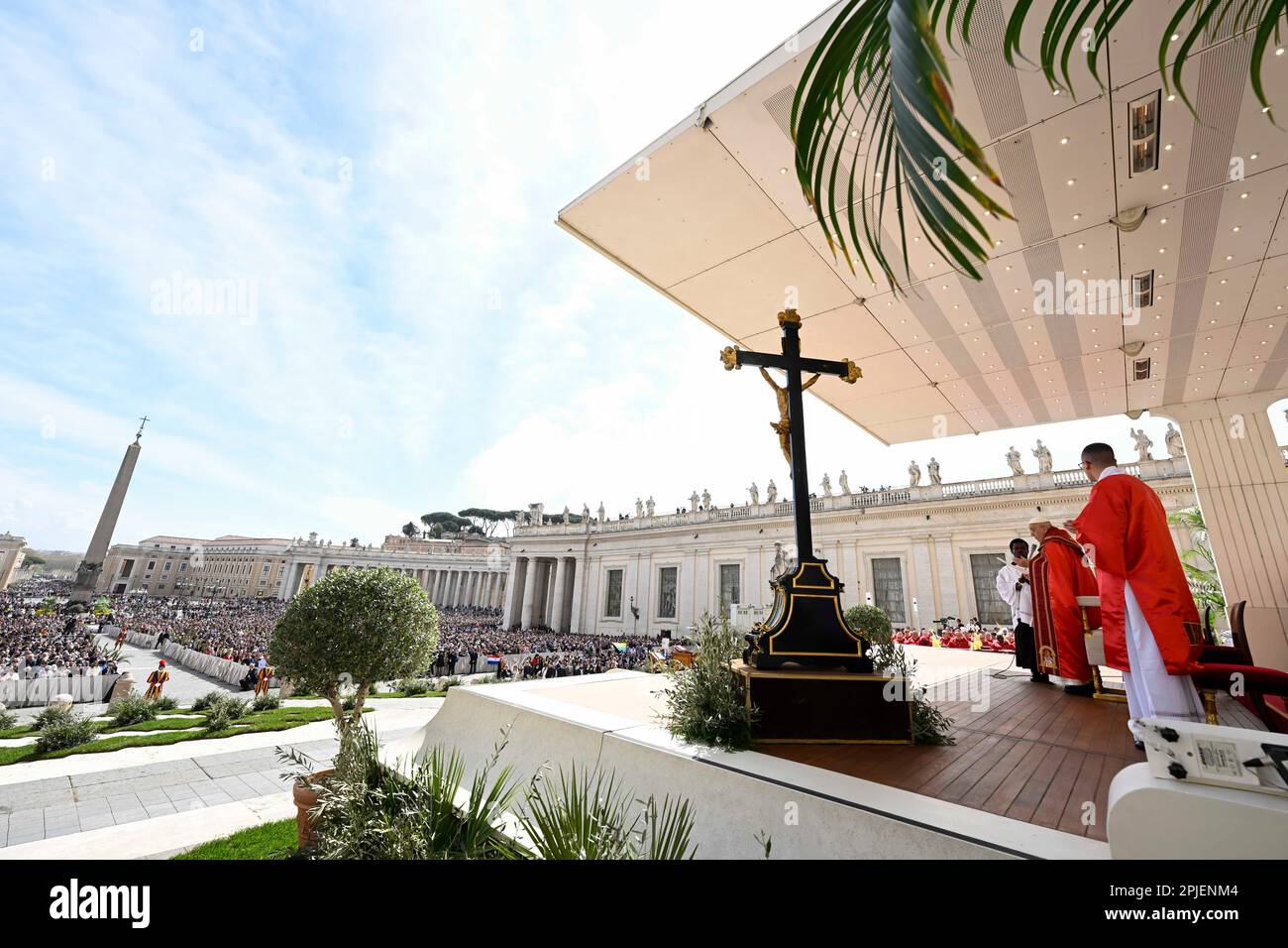 Vatican, Vatican. 02nd avril 2023. Italie, Rome, Vatican, 2023/4/2.le pape François célèbre le dimanche de la Messe des palmiers à la basilique Saint-Pierre, Cité du Vatican. Le dimanche des palmiers est une fête chrétienne qui tombe le dimanche avant Pâques. La fête commémore l'entrée de Jésus à Jérusalem, un événement mentionné dans chacun des quatre Evangiles canoniques chrétiens Photographie par Vatican Media/Catholic Press photo . LIMITÉ À UNE UTILISATION ÉDITORIALE - PAS DE MARKETING - PAS DE CAMPAGNES PUBLICITAIRES. Crédit : Agence photo indépendante/Alamy Live News Banque D'Images