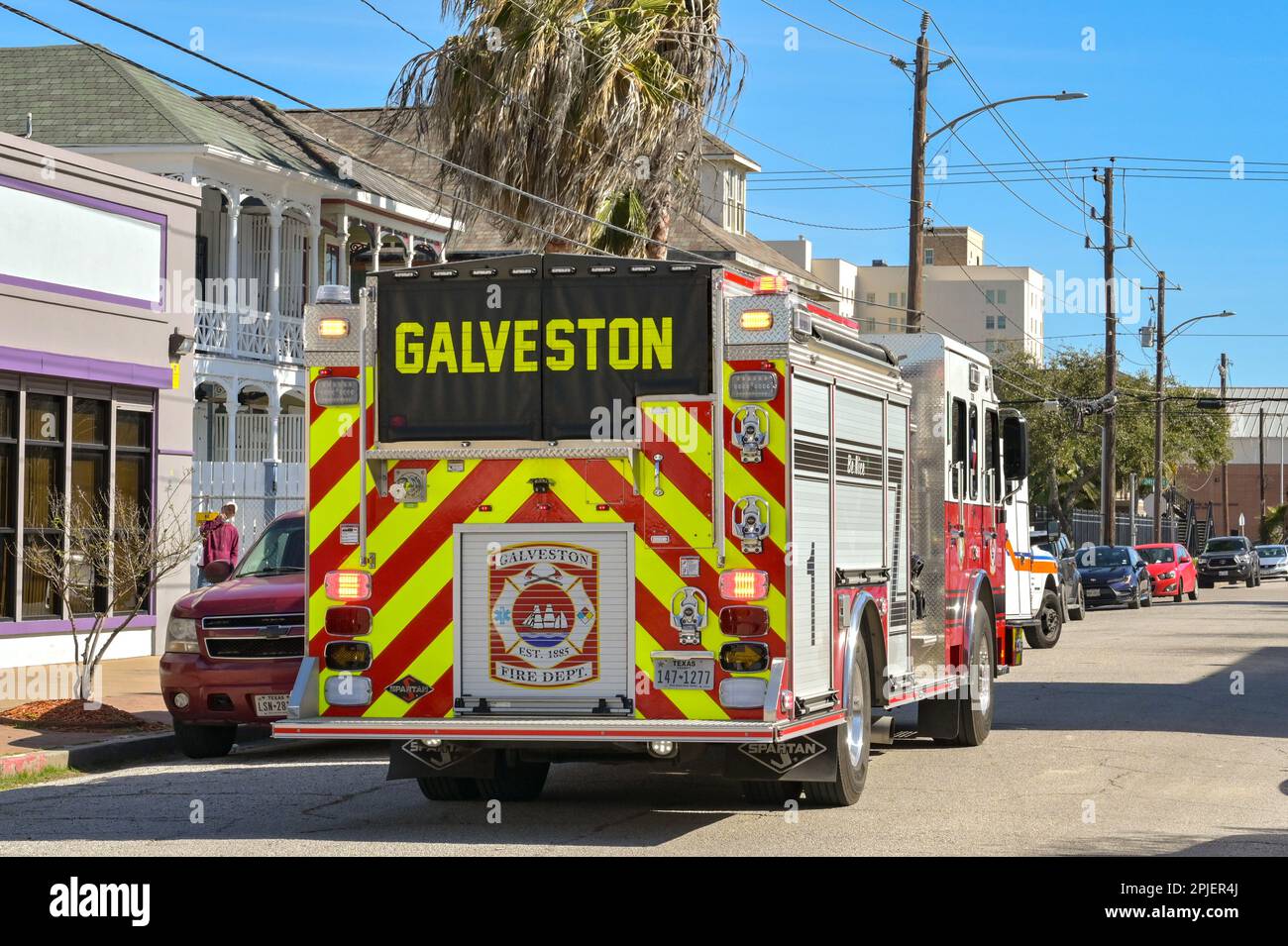 Galveston, Texas, États-Unis - février 2023 : arrêt du camion de pompiers avec feux clignotants sur l'une des rues de la ville Banque D'Images