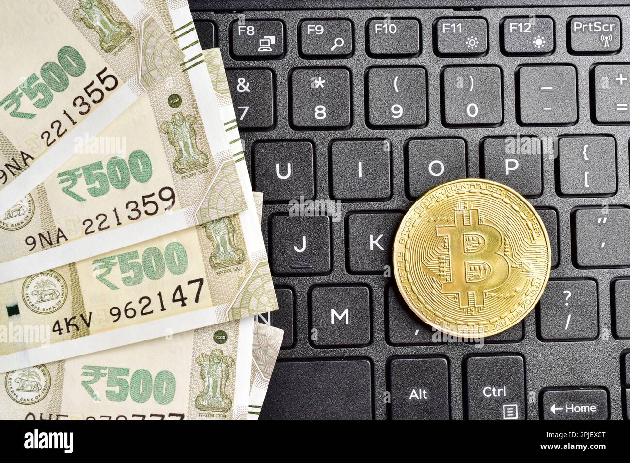 Vue de dessus de la monnaie indienne avec bitcoin Banque D'Images