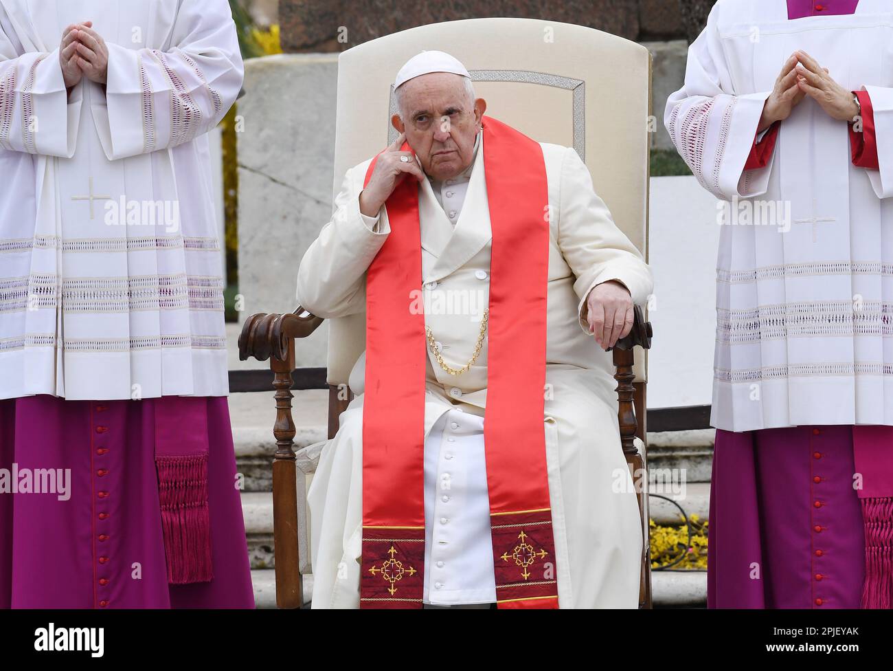 Vatican, Vatican. 02nd avril 2023. Italie, Rome, Vatican, 2023/4/2.le pape François célèbre le dimanche de la Messe des palmiers à la basilique Saint-Pierre, Cité du Vatican. Le dimanche des palmiers est une fête chrétienne qui tombe le dimanche avant Pâques. La fête commémore l'entrée de Jésus à Jérusalem, un événement mentionné dans chacun des quatre Evangiles canoniques chrétiens Photographie par Pool/EV/ Catholic Press photo . LIMITÉ À UNE UTILISATION ÉDITORIALE - PAS DE MARKETING - PAS DE CAMPAGNES PUBLICITAIRES. Crédit : Agence photo indépendante/Alamy Live News Banque D'Images
