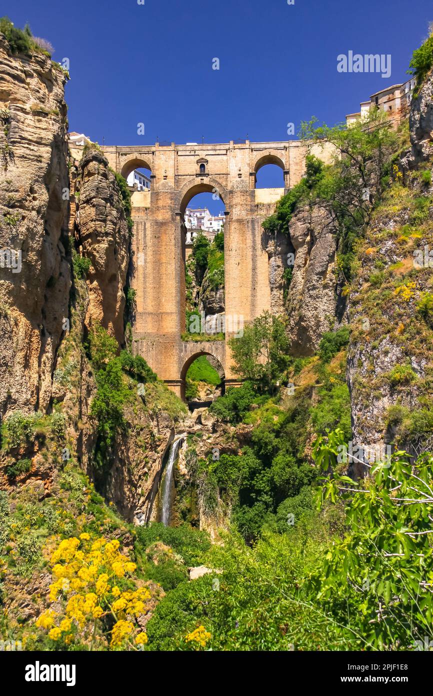 Le magnifique pont Puente Nuevo au-dessus de la gorge dans la ville de Ronda en Andalousie au soleil, Espagne Banque D'Images