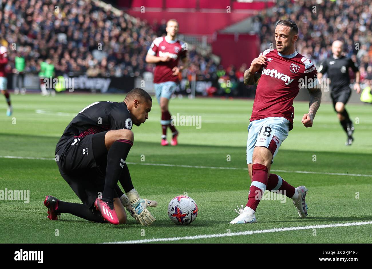 Londres, Royaume-Uni. 2nd avril 2023. Danny ings de West Ham United exerce une pression sur Gavin Bazunu de Southampton lors du match de la Premier League au London Stadium, Londres. Le crédit photo devrait se lire: David Klein/Sportimage crédit: Sportimage/Alay Live News Banque D'Images