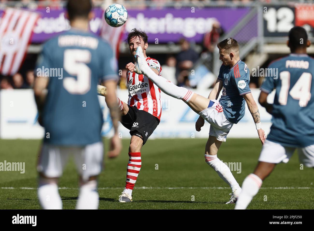 ROTTERDAM - (lr) Bart Vriends de Sparta Rotterdam, Sebastian Szymanski de Feyenoord pendant le match de première ligue néerlandais entre Sparta Rotterdam et Feyenoord Rotterdam à Sparta Stadion Het Kasteel sur 2 avril 2023 à Rotterdam, pays-Bas. ANP PIETER STAM DE JONGE Banque D'Images