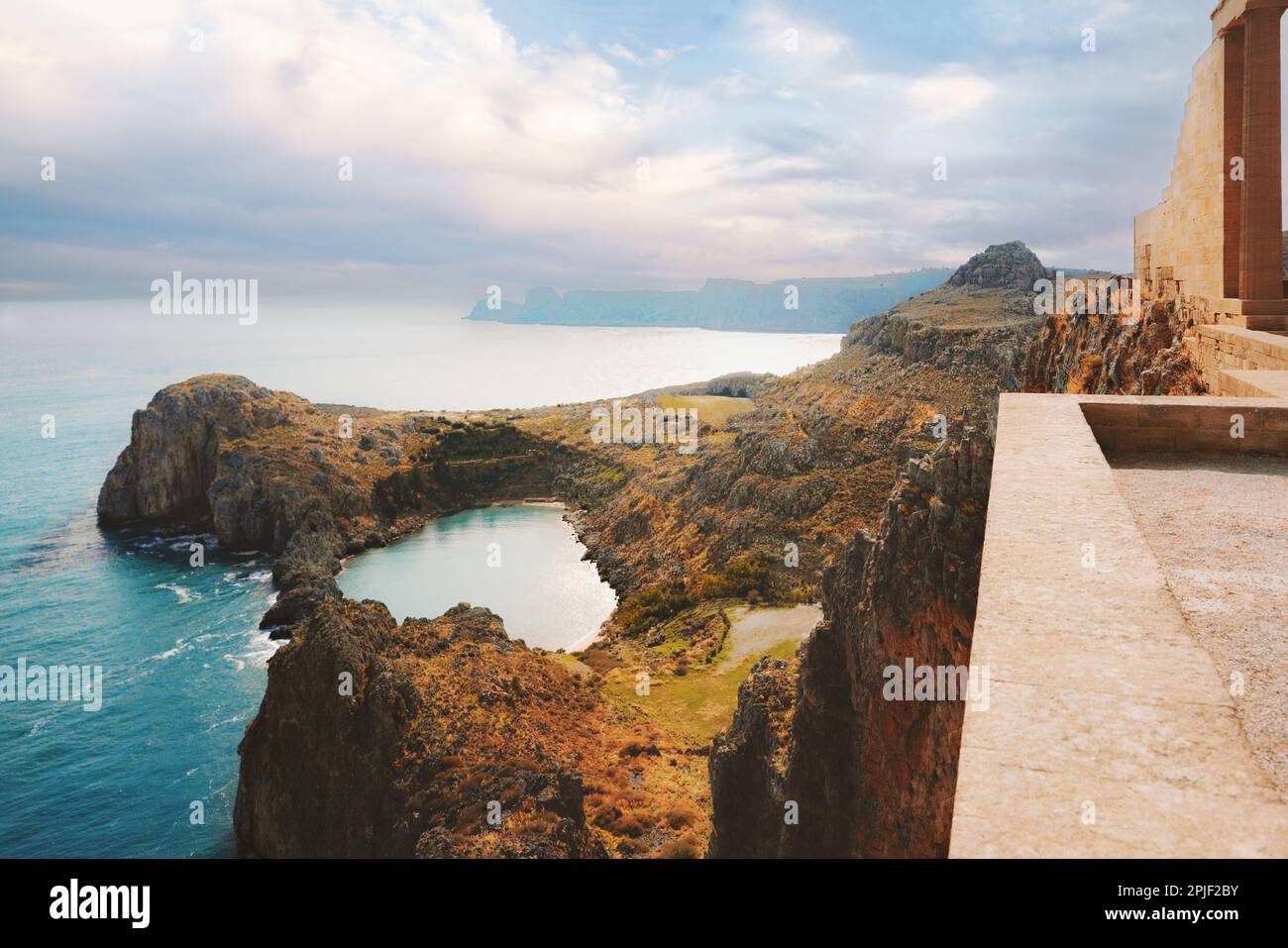 Rhodes vue aérienne St. La baie de Paul, paysage de mer avec l'Acropole, ruines anciennes à Lindos, Grèce coeur en forme de piscine naturelle belles destinations Banque D'Images
