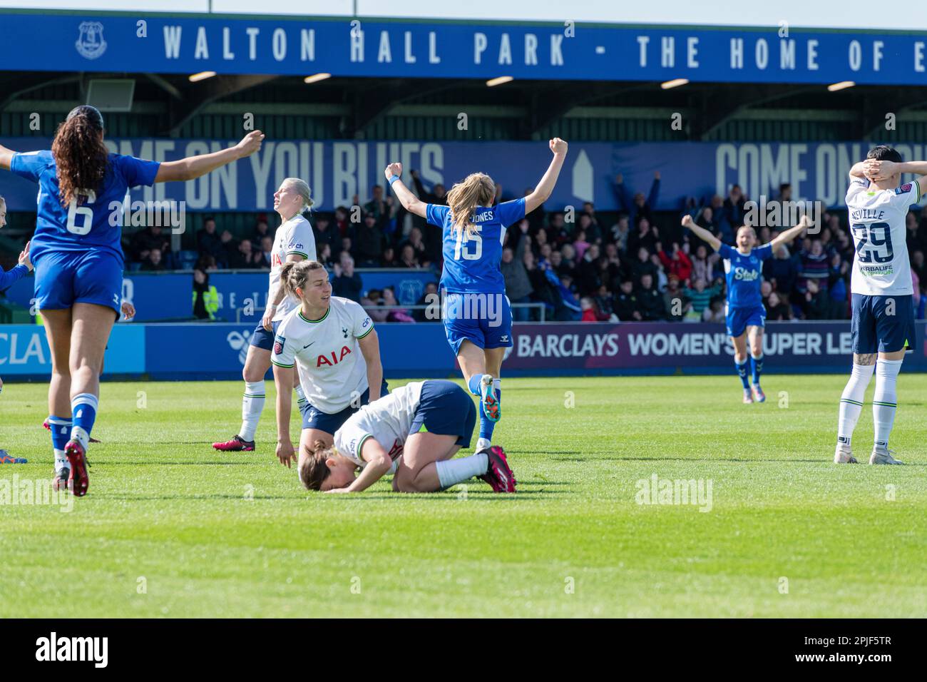 Walton Hall Park, Liverpool, Merseyside, Angleterre. 2nd avril 2023. Aggie Beever-Jones célèbre sa gagnante du temps de blessure, lors de l'Everton football Club Women V Tottenham Hotspur football Club Women au Walton Hall Park, dans la Super League féminine (WSL)/Barclays Women's Super League (BWSL). (Image de crédit : ©Cody Froggatt/Alamy Live News) Banque D'Images