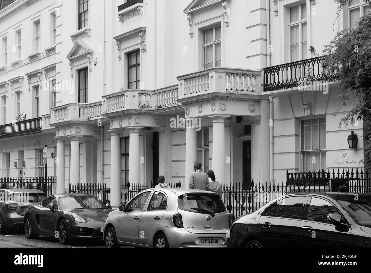 Adresses résidentielles prestigieuses dans certains des quartiers les plus riches de Londres, rues typiquement calmes avec maisons de ville de style victorien. Banque D'Images