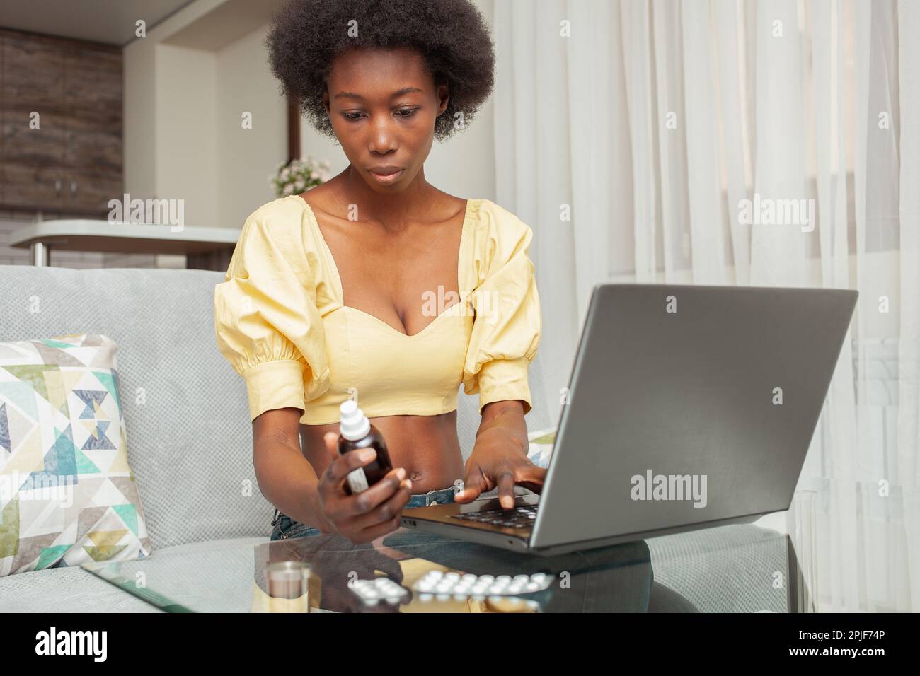 La femme noire afro-américaine cherche des instructions pour la médecine sur Internet, la livraison à domicile de médicaments, le shopping en ligne. Banque D'Images