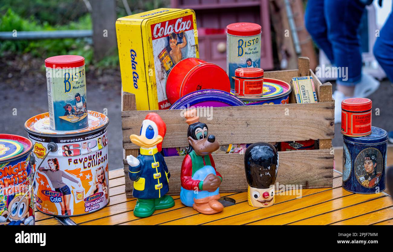 Collection de jouets et de boîtes vintage, y compris bisto, elastoplast et cola cao, au stand du marché du dimanche de la Frome, Somerset, Royaume-Uni, le 2 avril 2023 Banque D'Images