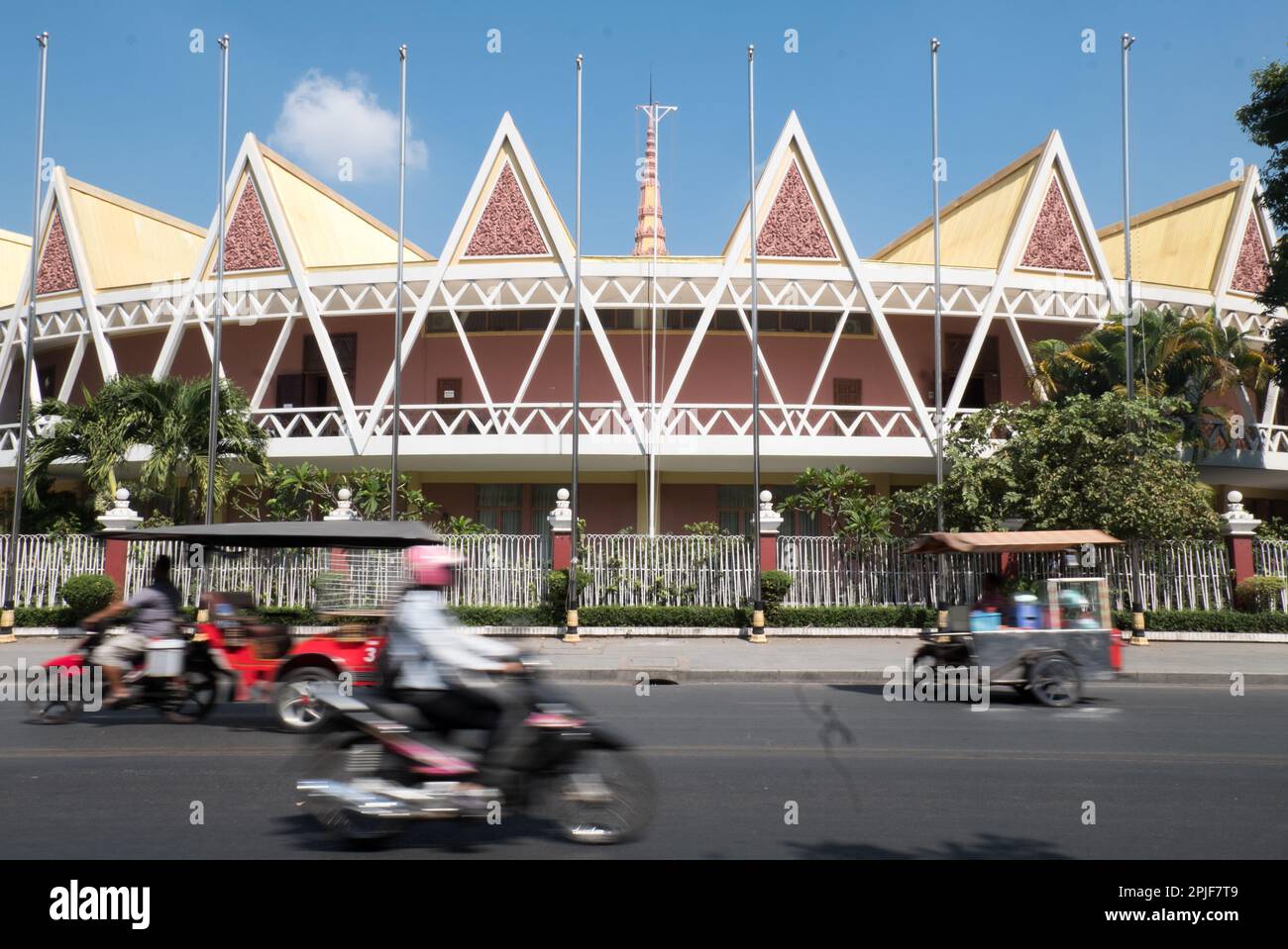 La salle de conférence Chaktomuk en forme de ventilateur, conçue par le célèbre pionnier de l'architecture « New Khmer », Vann Molyvann, a ouvert ses portes en 1961. Banque D'Images