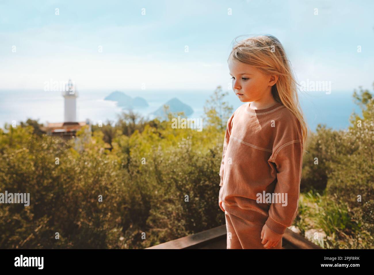 Enfant fille voyageant profiter de la vue sur la mer famille sain style de vie actif été vacances en plein air fille randonnée en Turquie Lycian Way Gelidonya phare Banque D'Images