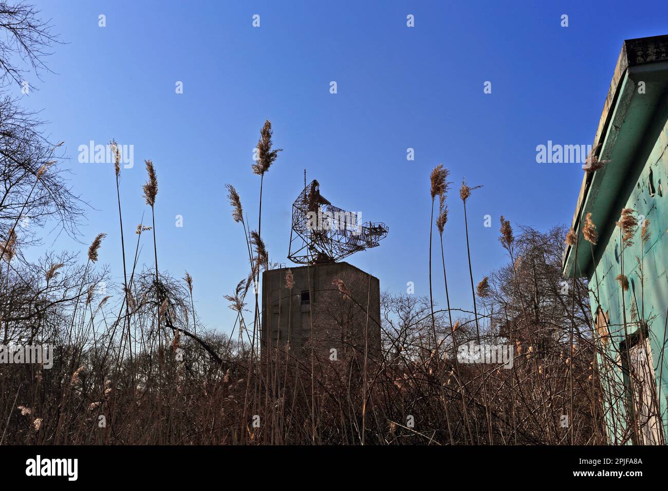 Antenne radar abandonnée, Camp Hero State Park, ancienne base militaire et aérienne des États-Unis, Montauk, long Island, NY Banque D'Images Antenne radar abandonnée, Camp Hero State Park, ancienne base militaire et aérienne des États-Unis, Montauk, long Island, NY Banque D'Images