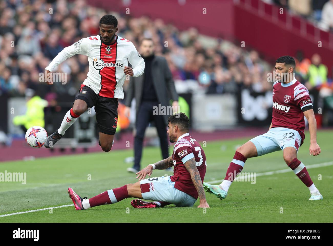 Londres, Royaume-Uni. 2nd avril 2023. Ainsley Maitland-Niles, de Southampton, a été attaqué par Emerson Palmieri, de West Ham United, lors du match de la Premier League au London Stadium, Londres. Le crédit photo devrait se lire: David Klein/Sportimage crédit: Sportimage/Alay Live News Banque D'Images