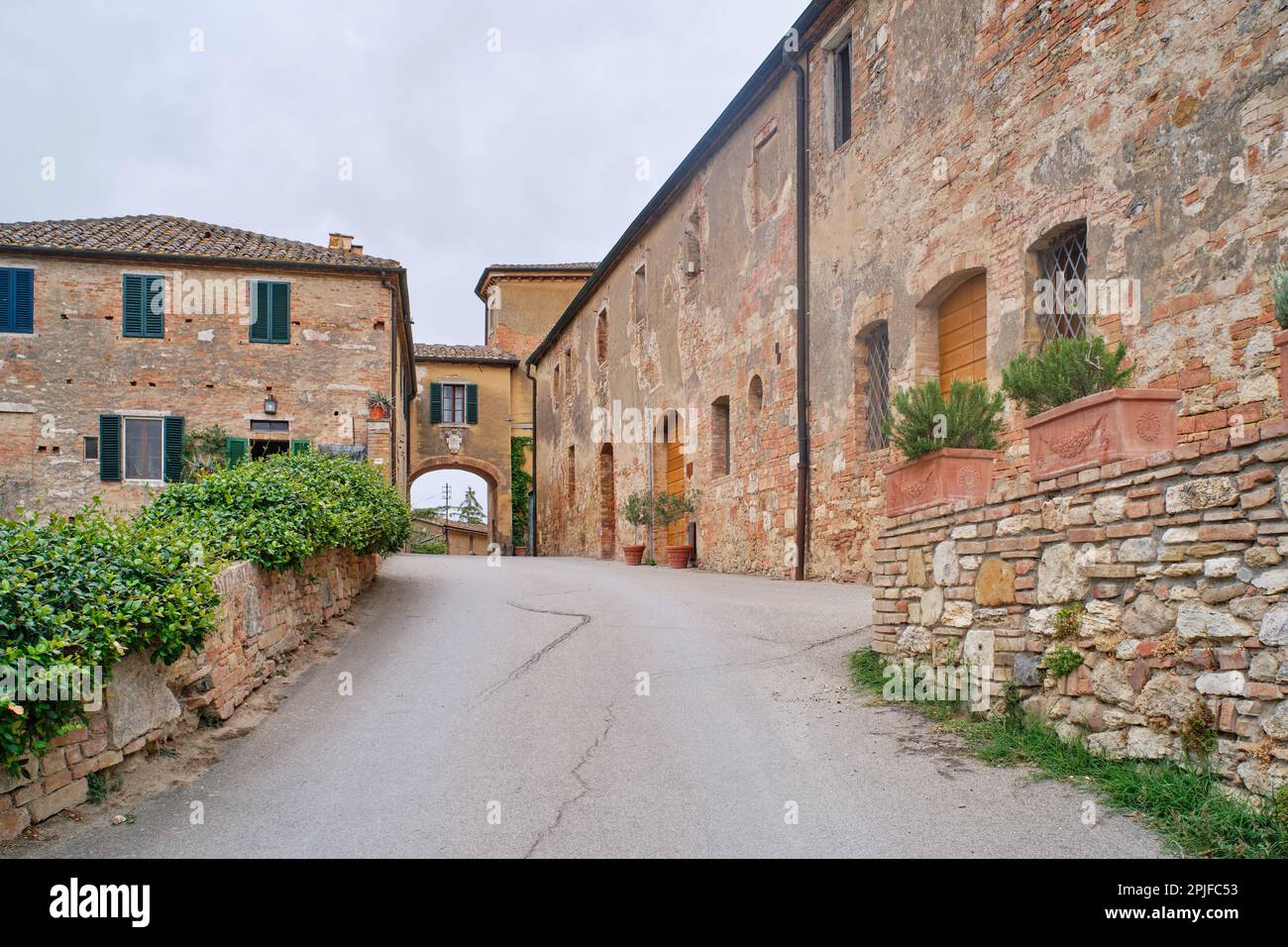 Lucignano d'Asso Montalcino, Italie - 15 août 2022 : vue sur le petit village médiéval situé sur les collines toscanes dans la province de Sienne Banque D'Images