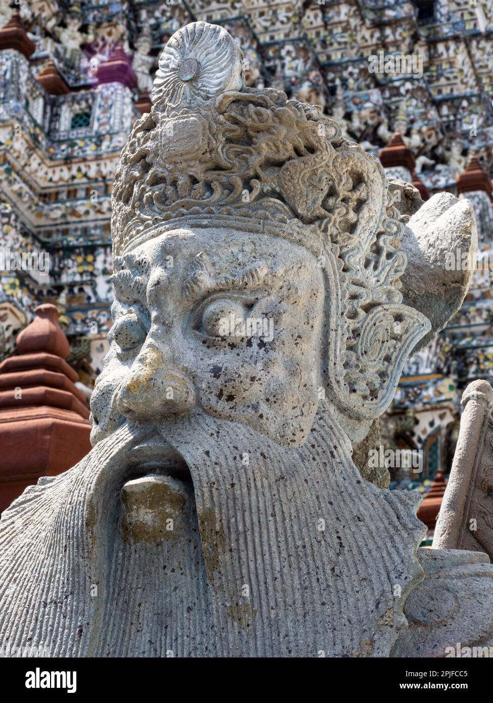 Gros plan sur la majestueuse face d'une statue de gardien au temple Wat Arun, le légendaire temple de l'Aube à Bangkok, en Thaïlande. Avec des détails complexes et un Banque D'Images