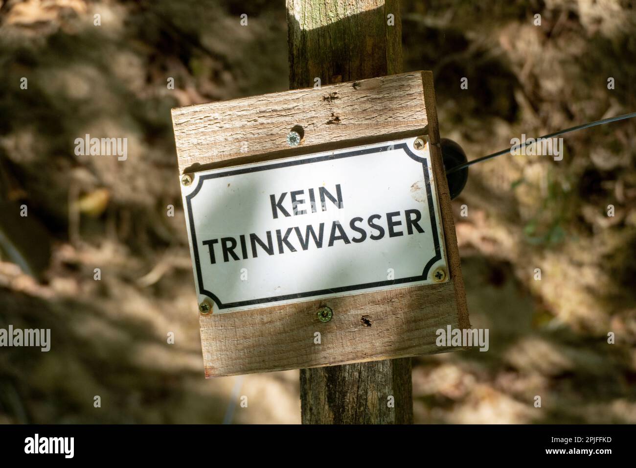 Kein Trinkwasser in deutscher Sprache auf ein Bleckschild gedruckt Banque D'Images
