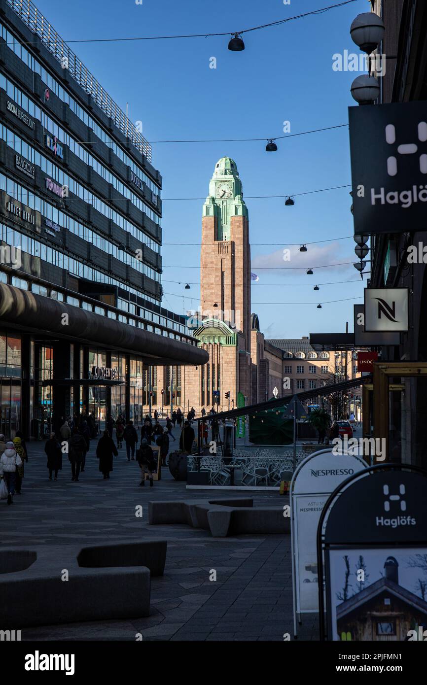 La tour de l'horloge de la gare centrale se trouve sous le soleil de l'après-midi dans le quartier Kluuvi d'Helsinki, en Finlande Banque D'Images