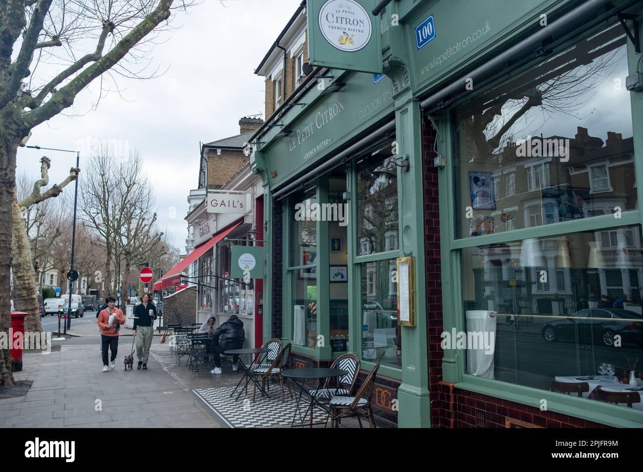 Londres - 2023 février : magasins de détail sur Shepherds Bush Road dans le quartier de Hammersmith, dans l'ouest de Londres Banque D'Images