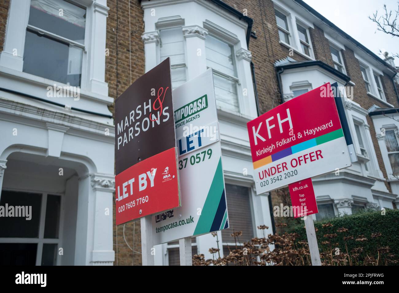 Londres- février 2023: L'agent immobilier signe sur la rue des maisons mitoyennes urbaines à Hammersmith , ouest de Londres Banque D'Images