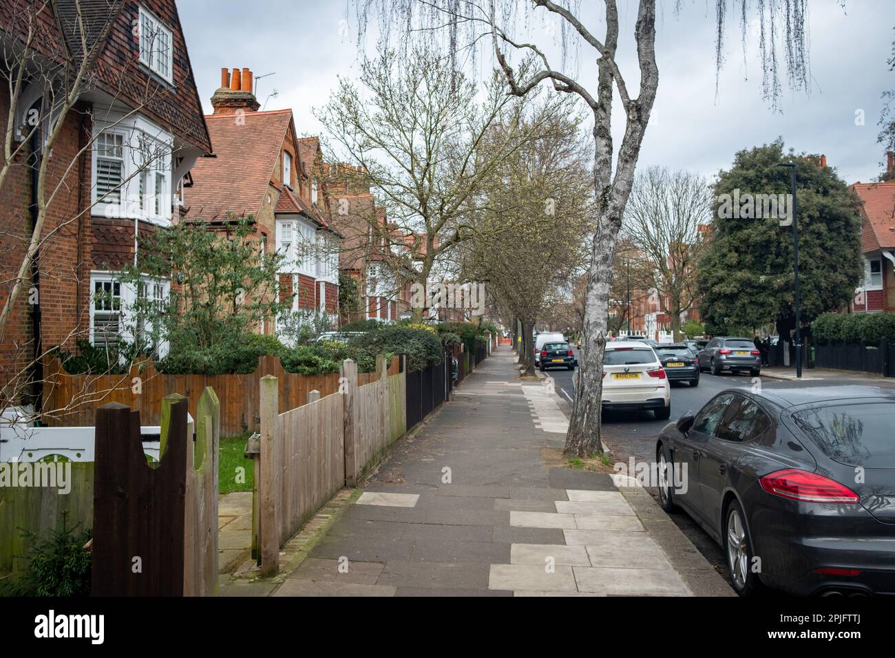 Londres- février 2023: Maisons résidentielles au large d'Acton Lane à Chiswick, Ealing - ouest de Londres Banque D'Images