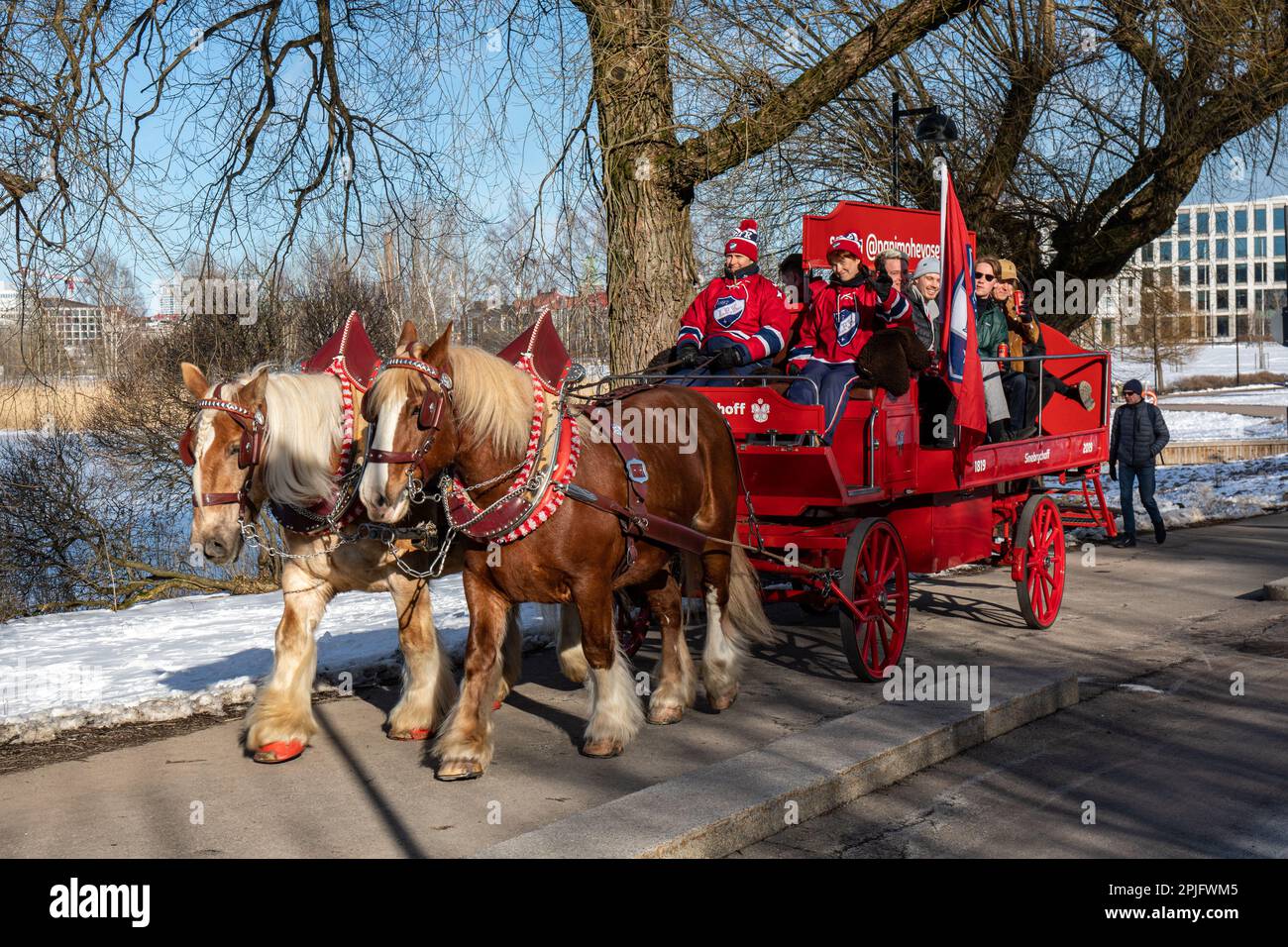 Jutland traction de chevaux Sinebrychoff publicité chariot plein de personnes à Hesperia Park, Helsinki, Finlande Banque D'Images