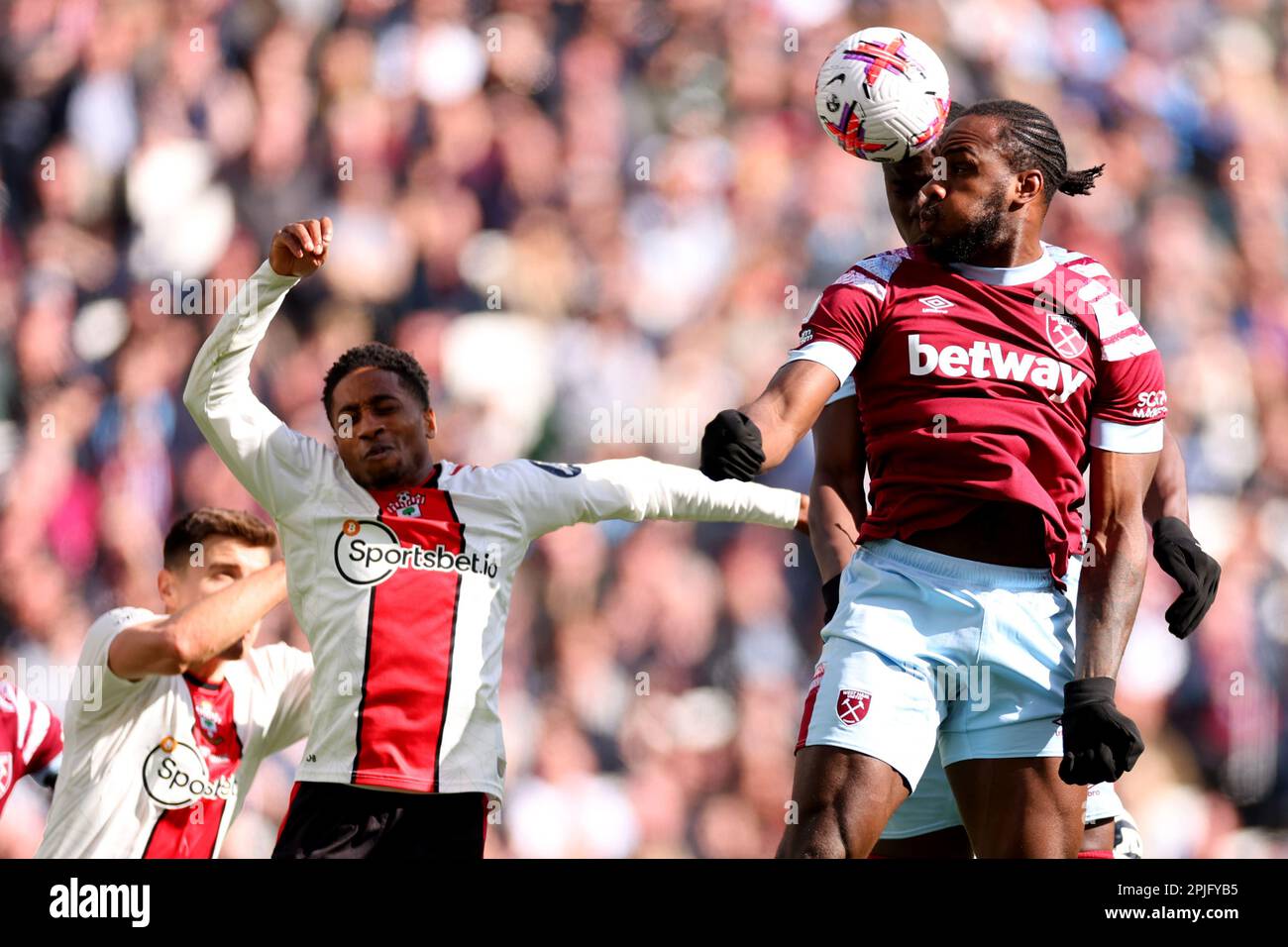 Stade de Londres, Londres, Royaume-Uni. 2nd avril 2023. Premier League football, West Ham United versus Southampton ; Michail Antonio de West Ham United monte pour un titre sur le crédit de but: Action plus Sports/Alay Live News Banque D'Images