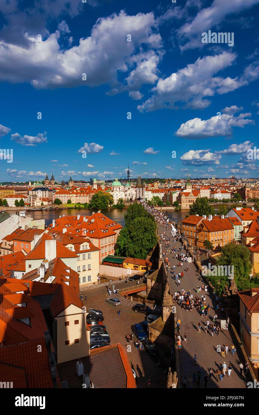Centre historique de Prague avec le pont Charles et la Vltava depuis la tour du pont Mala Strana Banque D'Images