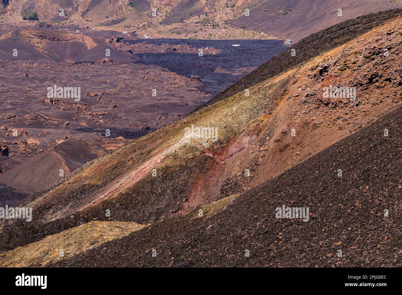 Vue sur la lave colorée de la nouvelle Pico Pequeno créée en 2014 à Pico do Fogo sur les îles du Cap-Vert Banque D'Images