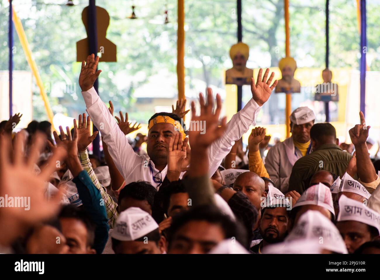 GUWAHATI, INDE - AVRIL 2 : les partisans du parti AAM Aadmi (AAP) lors d'un rassemblement public sur 2 avril 2023 à Guwahati, Inde. Banque D'Images