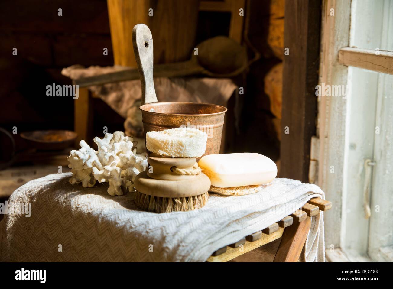 Sauna finlandais traditionnel en bois dans les détails. Ensemble  d'accessoires de bain - éponge biologique loofah, brosse naturelle et savon  fait à la main. Intérieur rustique ancien Photo Stock - Alamy