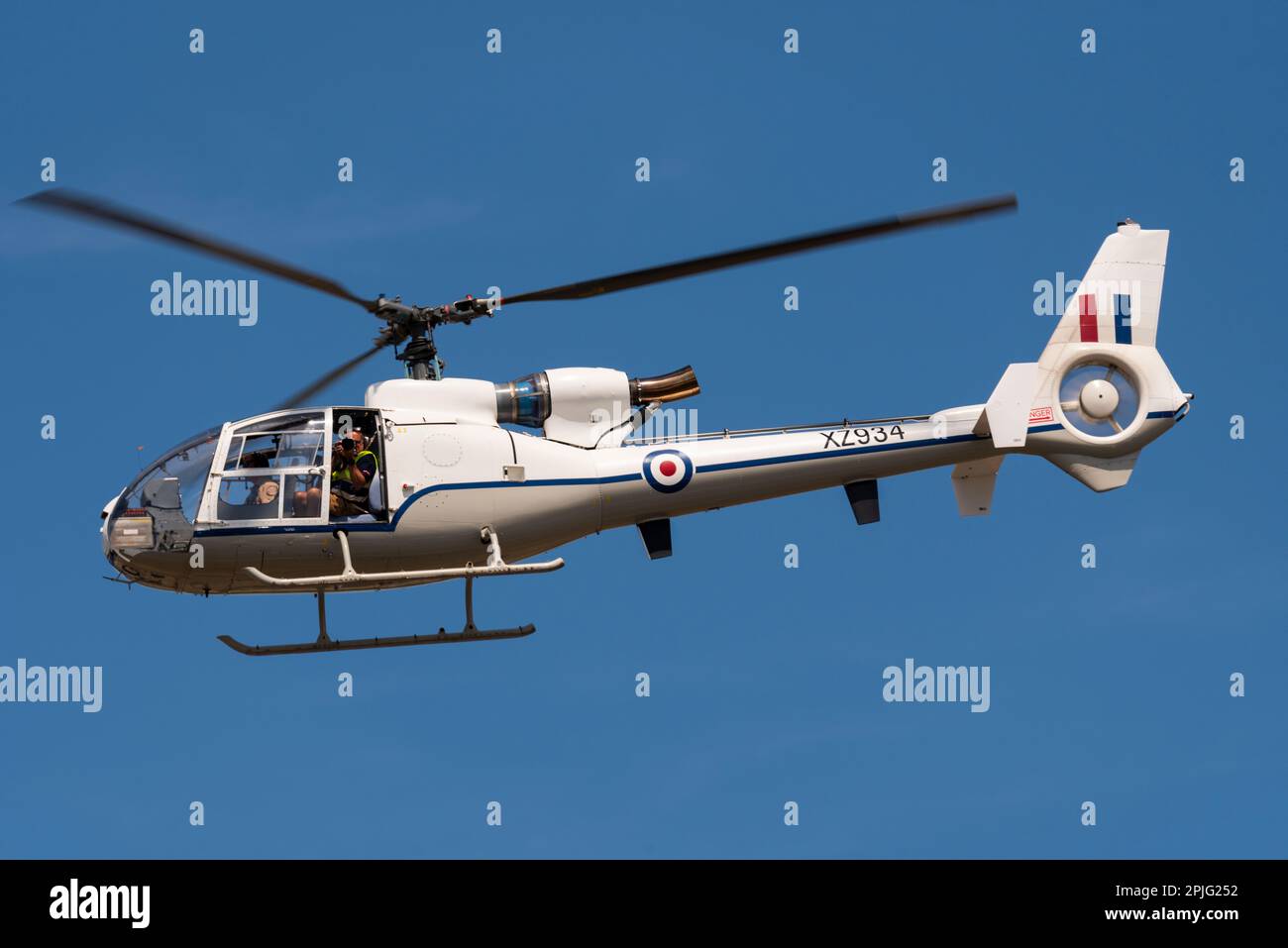 Aerospatiale sa-341D Gazelle HT3 XZ934 en couleurs RAF. Propriété civile en tant que G-CBSI volant avec un photographe au salon RIAT. Ex hélicoptère militaire Banque D'Images