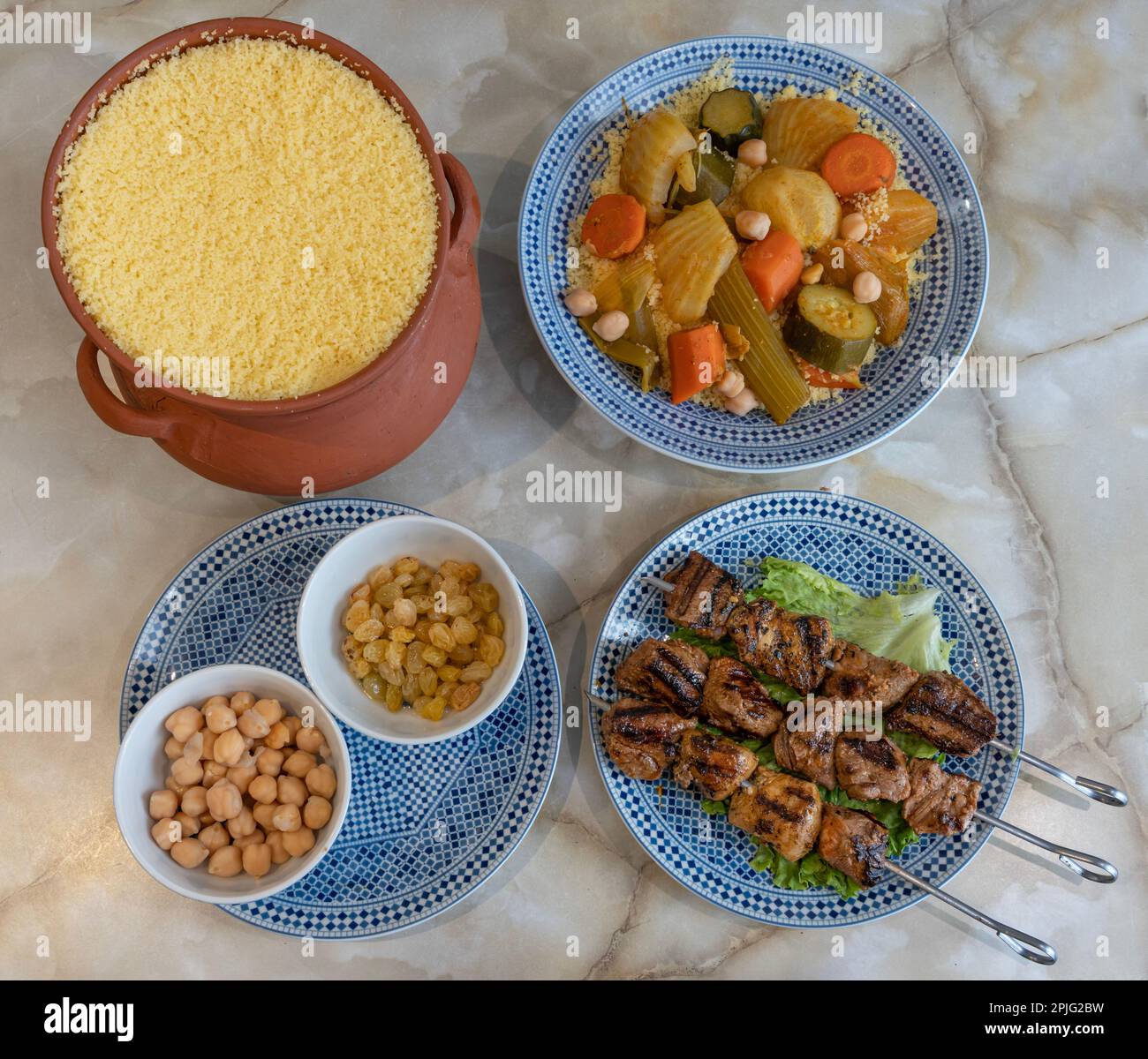 La vie culinaire de dishe tunisienne. Brochettes de bœuf couscous Banque D'Images