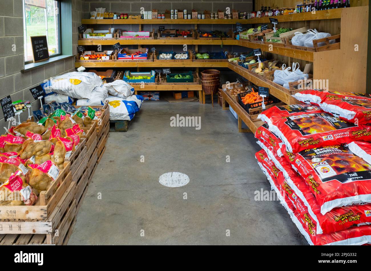 Une exposition attrayante de fruits et légumes avec 2023 billets de prix dans un magasin de ferme dans le North Yorkshire Banque D'Images Une exposition attrayante de fruits et légumes avec 2023 billets de prix dans un magasin de ferme dans le North Yorkshire Banque D'Images