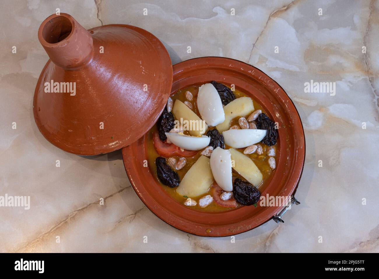 La vie culinaire de dishe tunisienne. Tagine aux pruneaux et aux amandes Banque D'Images