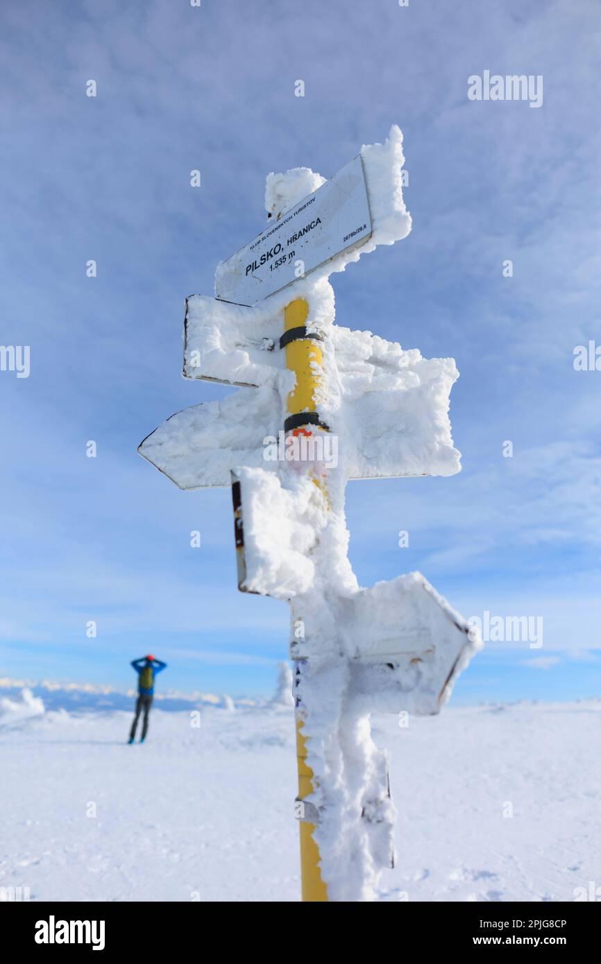 Pilsko, montagnes de Beskid, Slovaquie, Pologne - guide, panneau, panneau et montez sur le sommet de la montagne et de la colline. Le panneau est recouvert de neige et de fro Banque D'Images