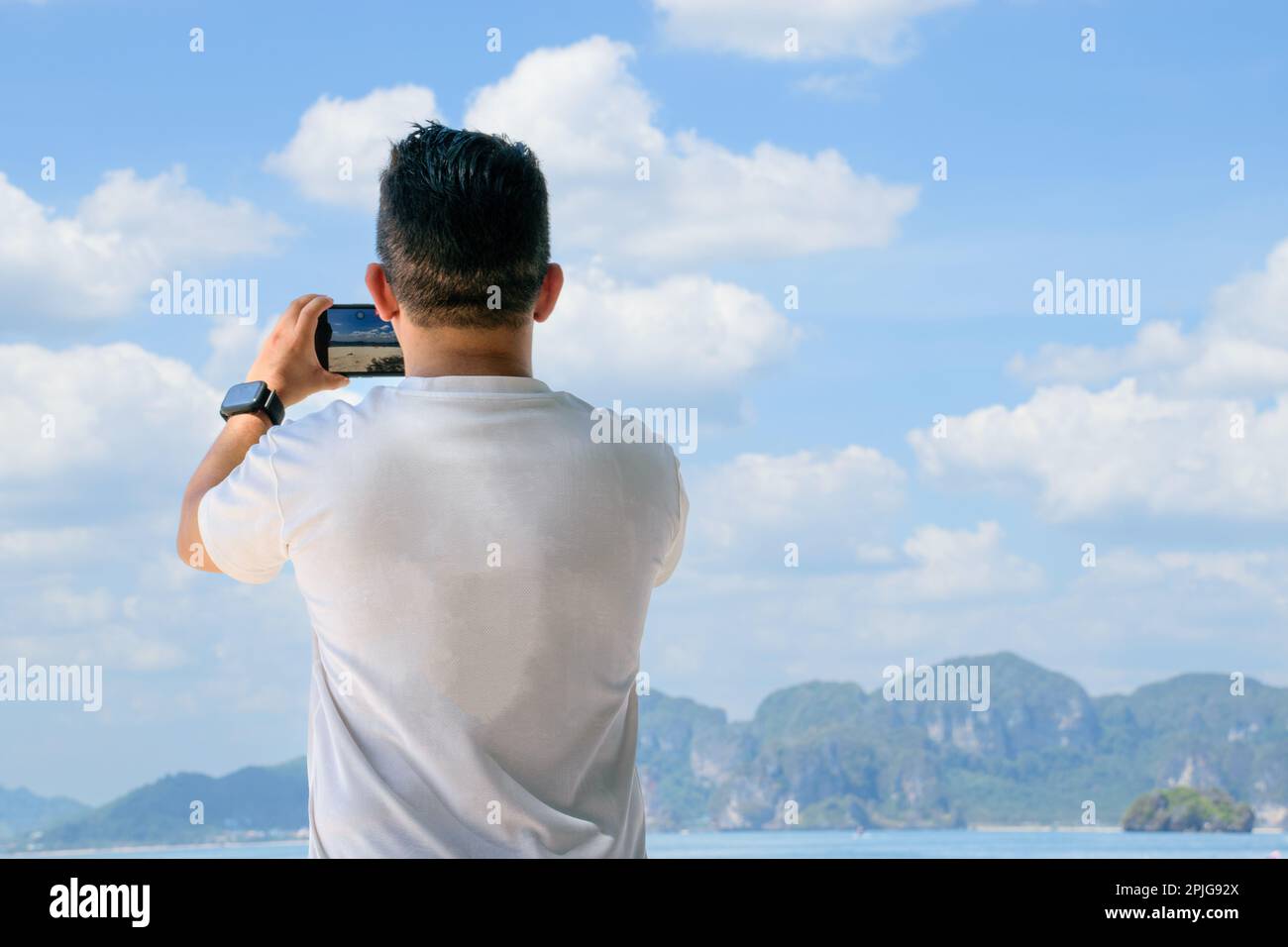 Homme adulte prenant une photo dans les îles en vacances Banque D'Images