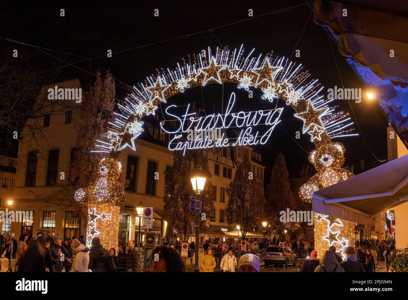 Strasbourg, France - 25 novembre 2022 : vue sur le marché de Noël traditionnel de Strasbourg Banque D'Images