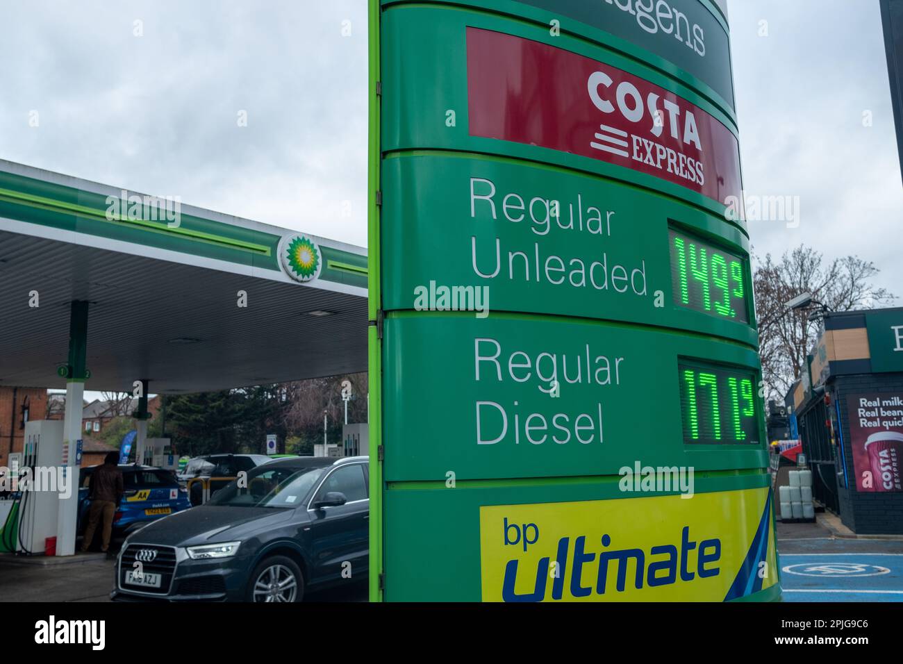 Londres- février 2023 : garage BP avec Costa Express et Budgens à Chiswick, ouest de Londres Banque D'Images