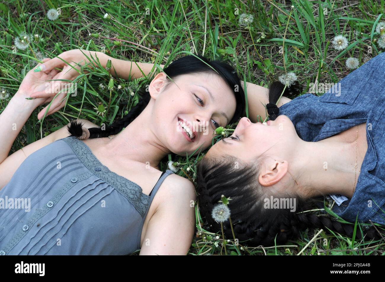 deux jeunes belles femmes dans la communication silencieuse à la prairie de printemps Banque D'Images