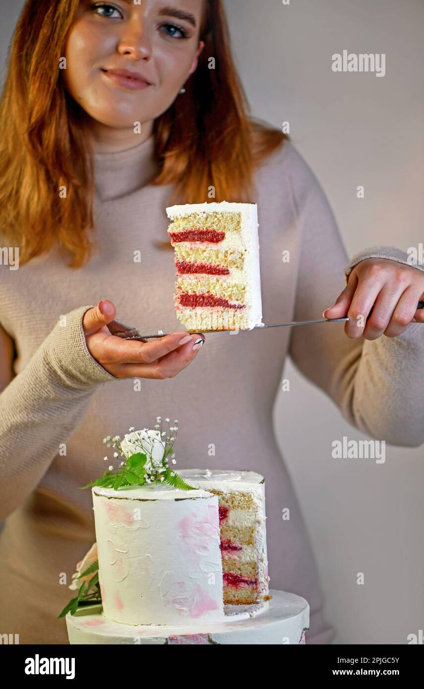 gâteau à deux niveaux de mariage festif décoré de fleurs fraîches Banque D'Images