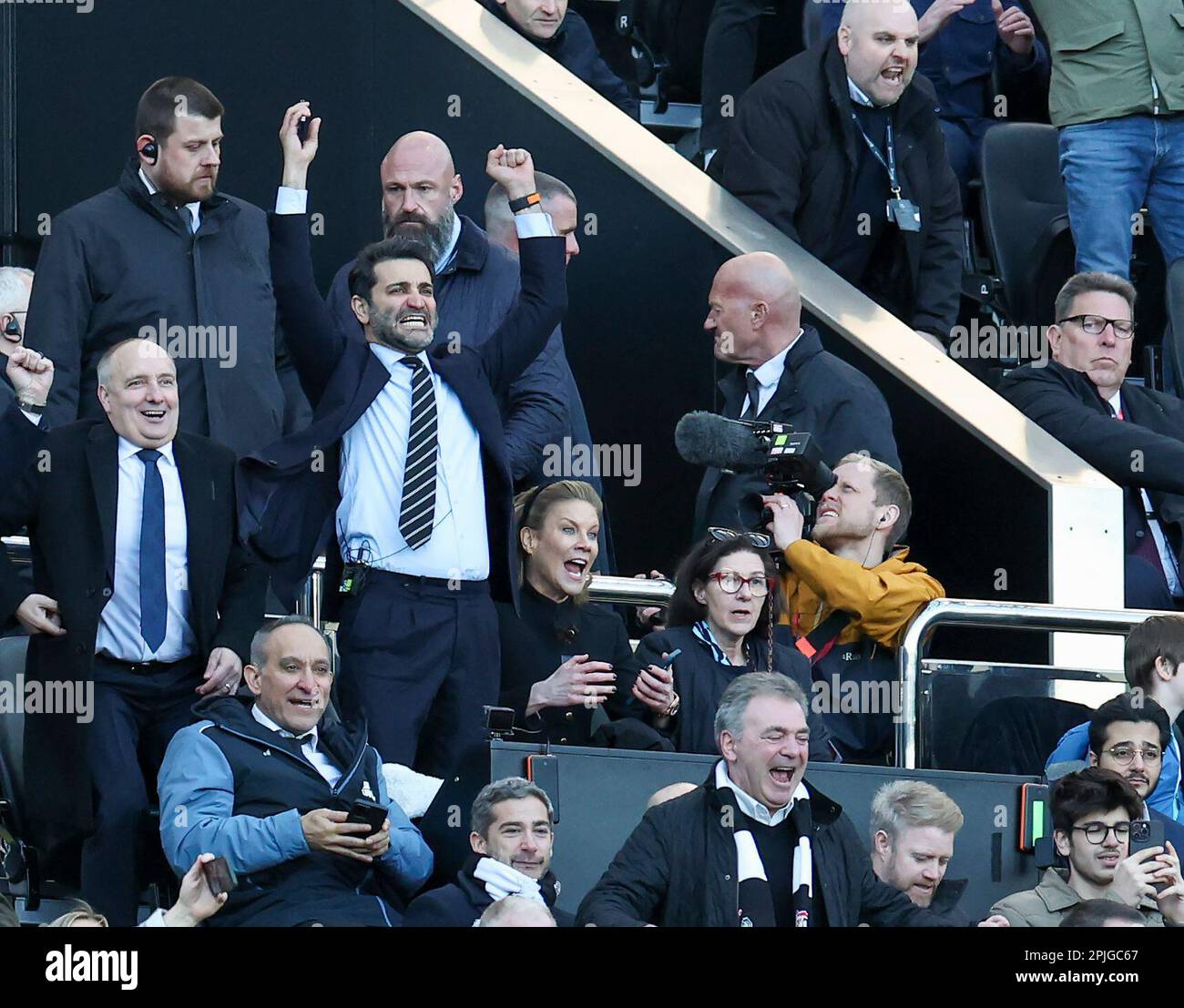 2nd avril 2023 ; St James' Park, Newcastle, Angleterre : Premier League football, Newcastle United contre Manchester United ; Mehrdad Ghodoussi et Amanda Staveley célèbrent au coup de sifflet final Banque D'Images