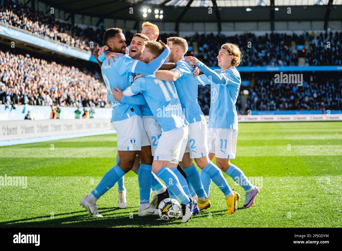 Malmoe, Suède. 01st, avril 2023. Isaac Thelin (9) de Malmo FF obtient un score pour 1-0 sur une pénalité lors du match Allsvenskan entre Malmo FF et Kalmar FF à Eleda Stadion à Malmoe. (Crédit photo : Gonzales photo - Joe Miller). Banque D'Images