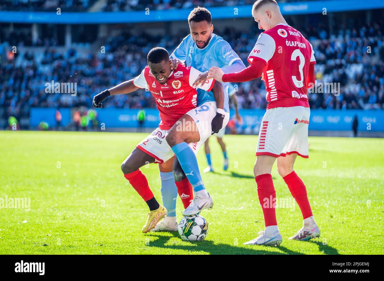 Malmoe, Suède. 01st, avril 2023. Nahom Girmai (22) de Kalmar FF et Isaac Thelin (9) de Malmo FF vus pendant le match Allsvenskan entre Malmo FF et Kalmar FF à Eleda Stadion à Malmoe. (Crédit photo : Gonzales photo - Joe Miller). Banque D'Images