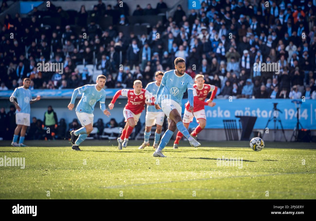 Malmoe, Suède. 01st, avril 2023. Isaac Thelin (9) de Malmo FF obtient un score pour 1-0 sur une pénalité lors du match Allsvenskan entre Malmo FF et Kalmar FF à Eleda Stadion à Malmoe. (Crédit photo : Gonzales photo - Joe Miller). Banque D'Images