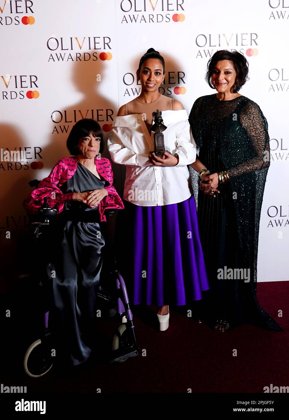 Anjana Vasan pose une photo dans la salle de presse aux côtés des présentateurs de prix Liz Carr (à gauche) et Meera Syal après avoir remporté la meilleure actrice dans un rôle de soutien aux Olivier Awards qui se tiennent au Royal Albert Hall, à Londres. Date de la photo: Dimanche 2 avril 2023. Banque D'Images