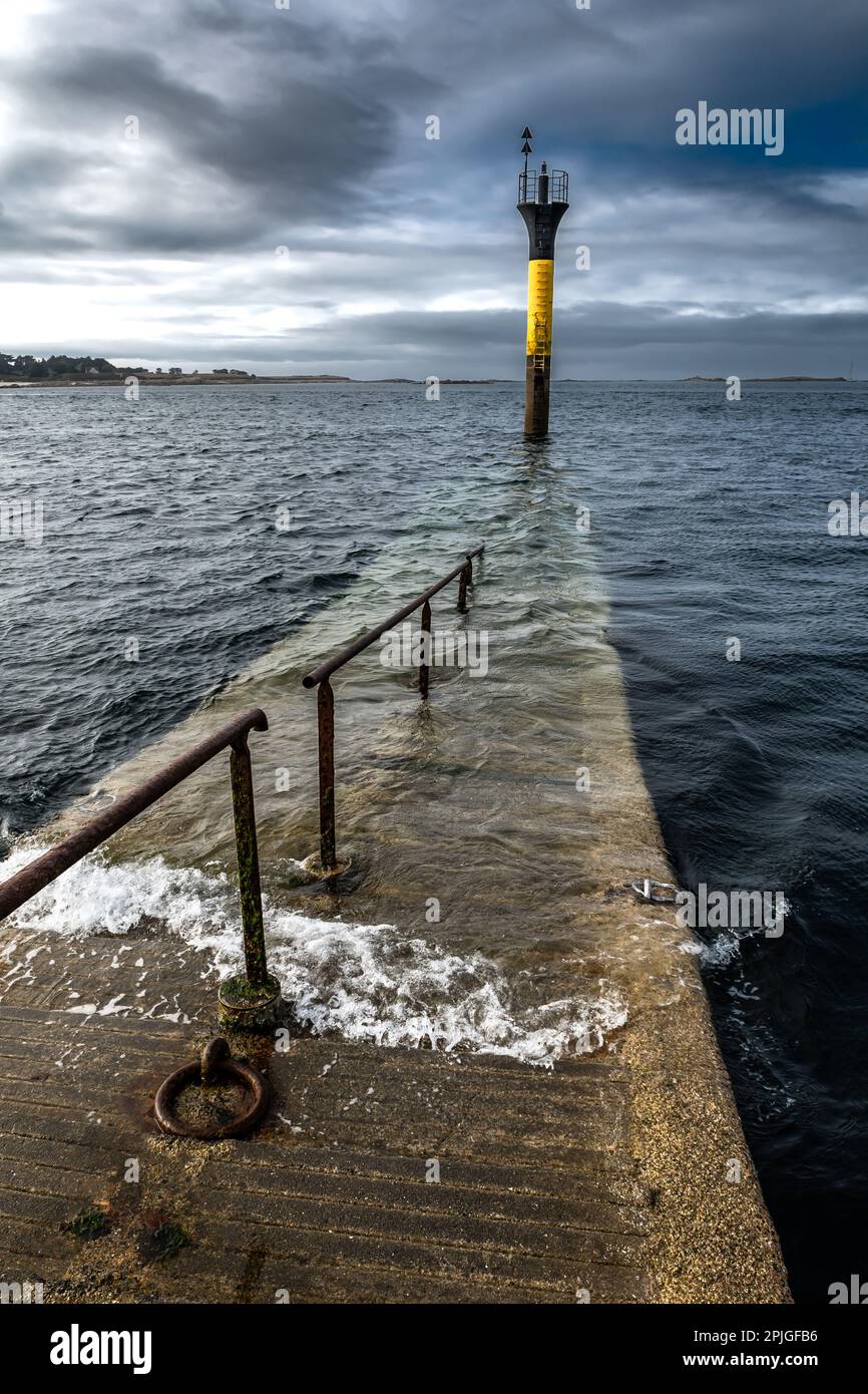 Fin du pont jusqu'à la gare maritime jusqu'à l'île de Batz à la ville de Roscoff sur la côte Atlantique du Finistère en Bretagne, France Banque D'Images