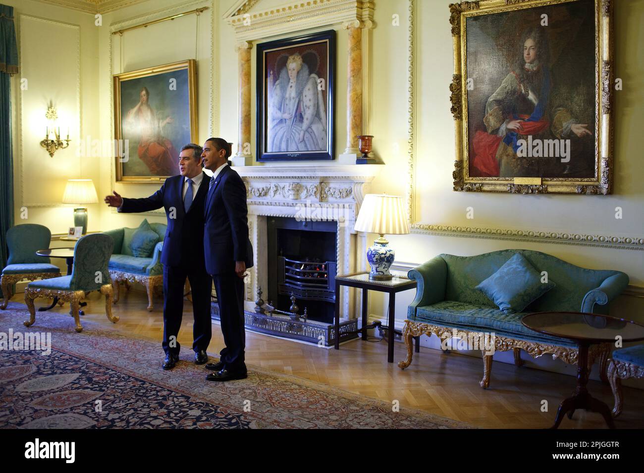 Le président Barack Obama est accueilli au 10 Downing Street à Londres par le Premier ministre britannique Gordon Brown, le 1er avril 2009. Photo Officiel de la Maison Blanche par Pete Souza Banque D'Images